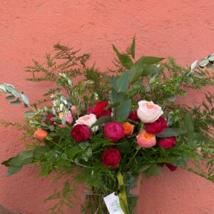 Jarrón con rosas de jardín